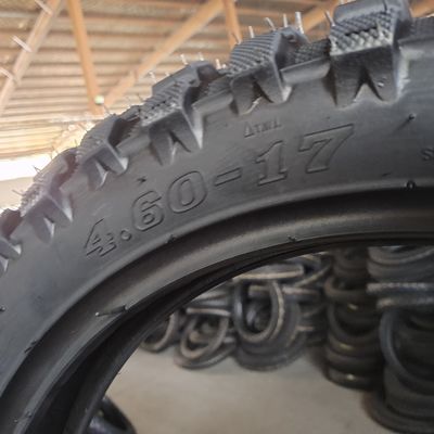 Pneumatico nero 4.60-17 per motociclette con materiale di gomma naturale e design senza tubi