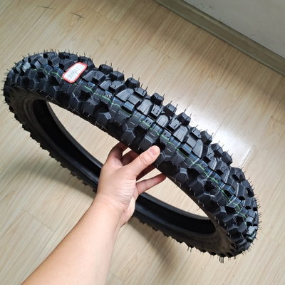 pneumatici per motocicli a disegno diretto a profondo per il carico nel porto di Qingdao