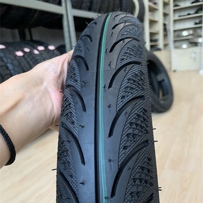 pneumatici per motocicli a disegno diretto a profondo per il carico nel porto di Qingdao