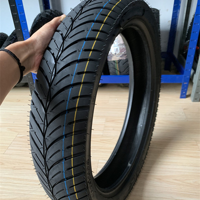 pneumatici per motocicli a disegno diretto a profondo per il carico nel porto di Qingdao