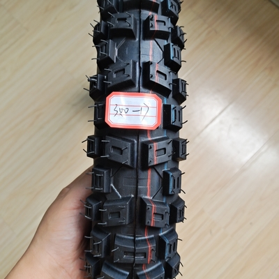 pneumatici per motocicli a disegno diretto a profondo per il carico nel porto di Qingdao