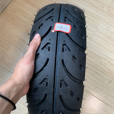 Cambio di pneumatici per moto 130/60-13 con tensione 10.5