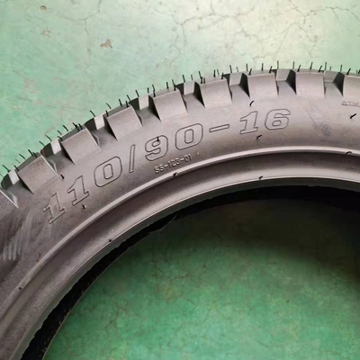 Maxxis Motorcycle Tire Tubeless 110/90-16 con contenuto di gomma del 35%-55% nel porto di Qingdao