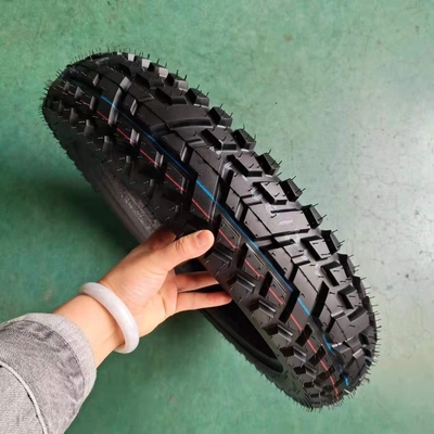 Maxxis Motorcycle Tire Tubeless 110/90-16 con contenuto di gomma del 35%-55% nel porto di Qingdao
