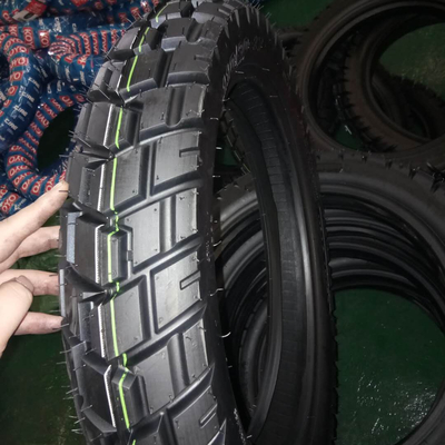Port Qingdao carico di pneumatici da moto 110/90-18 con nylon di gomma naturale