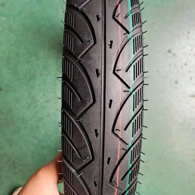 Capacità di produzione giornaliera di pneumatici per motociclette con disegno profondo