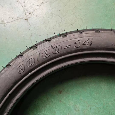 Capacità di produzione giornaliera di pneumatici per motociclette con disegno profondo