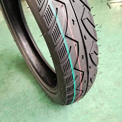 Capacità di produzione giornaliera di pneumatici per motociclette con disegno profondo