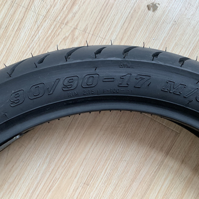 Carico nel porto di Qingdao 90/90/17 Pneumatici senza tubi per 4 pneumatici Casco pneumatico per motocicli