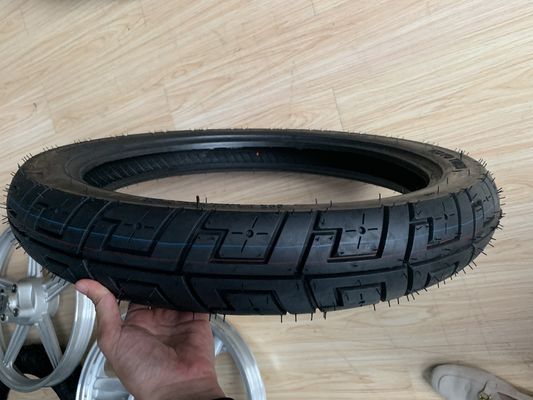 Capacità giornaliera 5000 pcs Mercato africano Motociclo pneumatico senza tubi 90/90 18 per accessibile