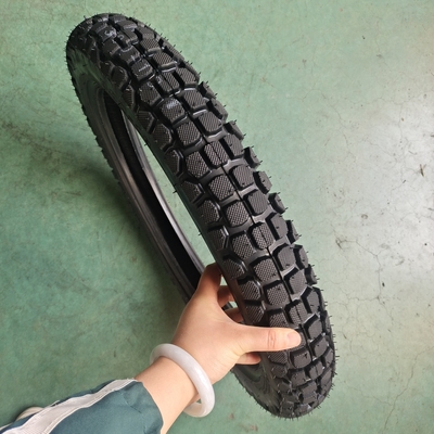 Contenuto di gomma del 35%-55% Pneumatici per motocicli da 3.00-18 per una lunga durata di 20000 KM