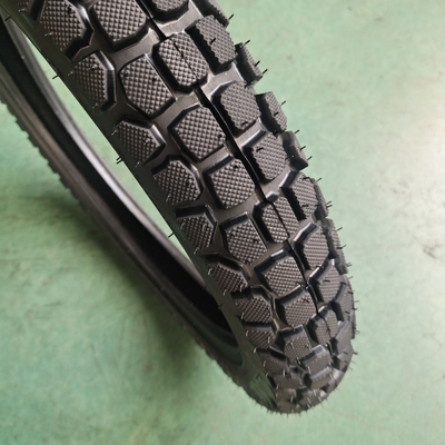 Contenuto di gomma del 35%-55% Pneumatici per motocicli da 3.00-18 per una lunga durata di 20000 KM