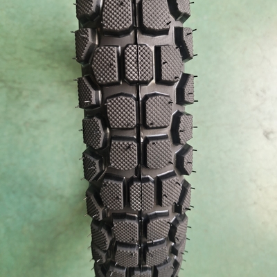 Contenuto di gomma del 35%-55% Pneumatici per motocicli da 3.00-18 per una lunga durata di 20000 KM