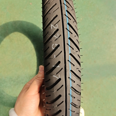 Pneumatico per moto senza tubo di lunga durata con un profondo disegno