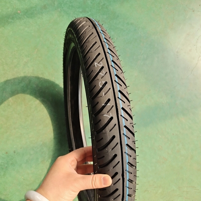 Pneumatico per moto senza tubo di lunga durata con un profondo disegno