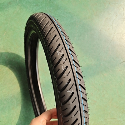 Pneumatico per moto senza tubo di lunga durata con un profondo disegno
