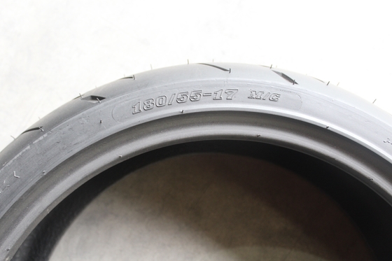 Contenuto di gomma del 35%-45% 180/55/17 TL pneumatici senza tubi per motociclette destinati al porto di Qingdao