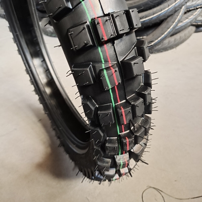 Pneumatici da motociclisti di ottime prestazioni 4.10-18 al porto di Qingdao con una durata di 20000 KM