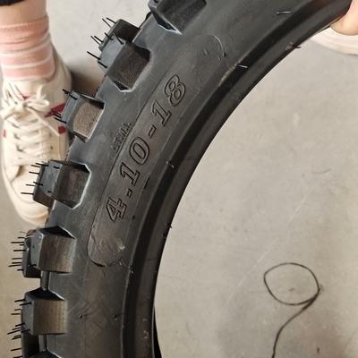 Pneumatici da motociclisti di ottime prestazioni 4.10-18 al porto di Qingdao con una durata di 20000 KM