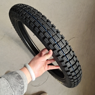3.00-18 Pneumatici senza tubi per motociclette per il mercato durata di vita 20000 KM Contenuto di gomma 35%-55%