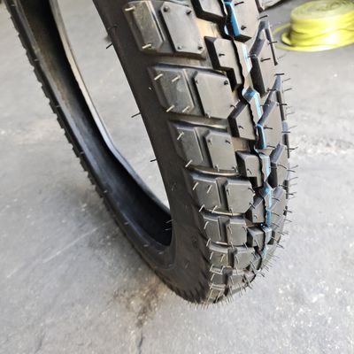 Contenuto di gomma 35%-55% 300*18 pneumatici per motociclette nel porto di Qingdao