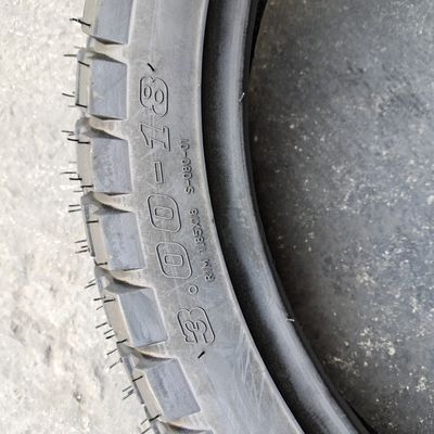 Contenuto di gomma 35%-55% 300*18 pneumatici per motociclette nel porto di Qingdao