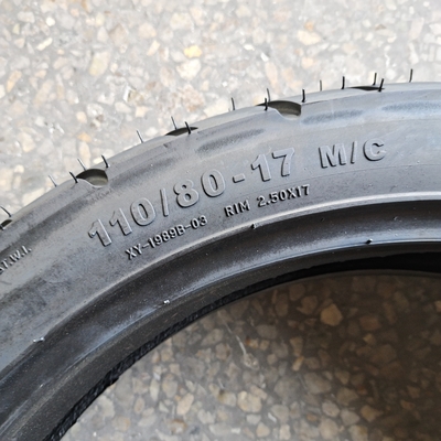 110/80-17 8PR Pneumatici per motocicli ad alta resistenza alla trazione di lunga durata destinati al mercato venezuelano