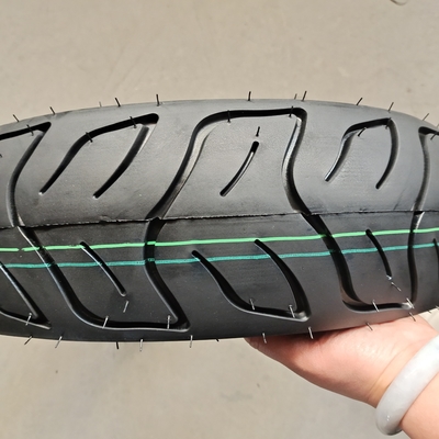 Capacità di produzione di 5000 pezzi al giorno 13 pollici senza tubo 130/70-13 pneumatici per motociclette