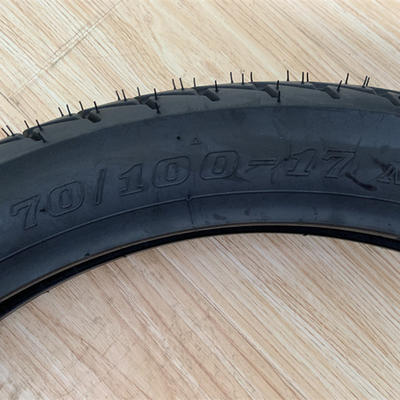 Capacità di produzione 10000 pezzi al giorno per pneumatici da gomma per moto 70/100-17
