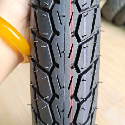 Super pneumatici per moto 70/100-17 60/100-17 destinati al mercato africano nel porto di Qingdao