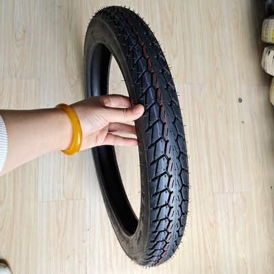 Super pneumatici per moto 70/100-17 60/100-17 destinati al mercato africano nel porto di Qingdao