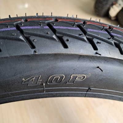 Super pneumatici per moto 70/100-17 60/100-17 destinati al mercato africano nel porto di Qingdao