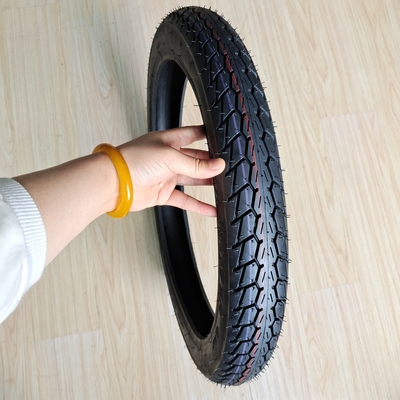 Super pneumatici per moto 70/100-17 60/100-17 destinati al mercato africano nel porto di Qingdao