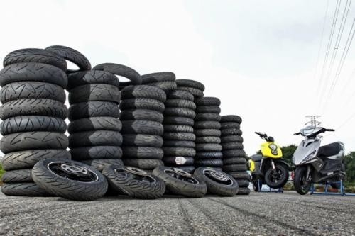 Gomma Motocicli Casco pneumatico Dimensione 300 18 con Capacità di produzione 5000 pcs al giorno