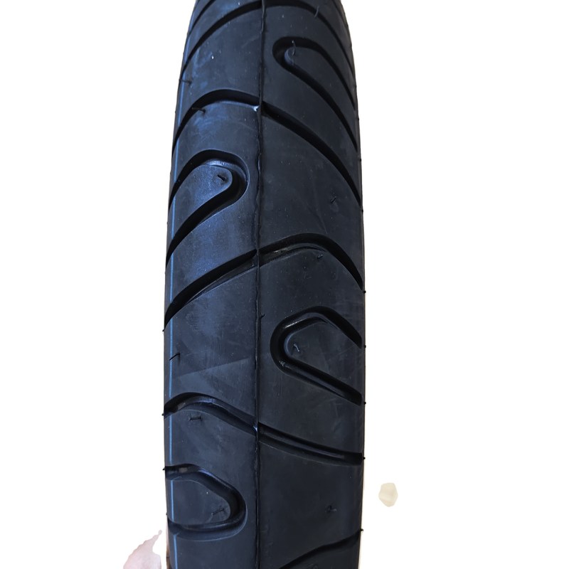 130/70-17 Pneumatici per motociclette con peso di 5,3 kg e prestazioni durevoli