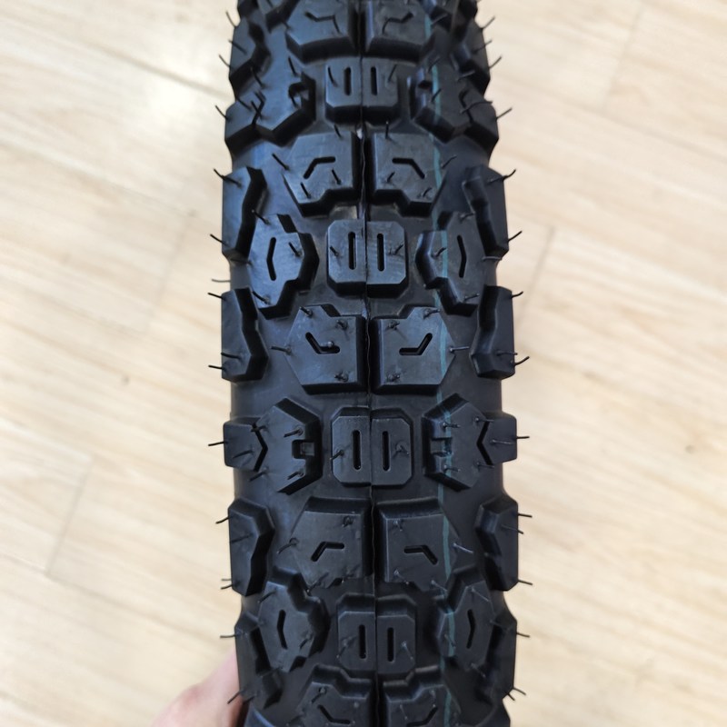 Materia prima Natura Gomma Acciaio Nylon Pneumatico senza tubi per moto 90/90-18 a diretto