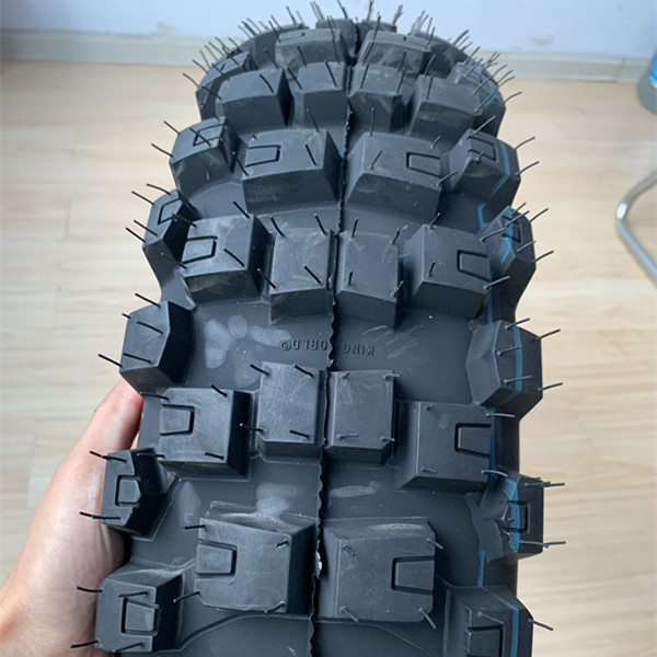 Pneumatico morbido 140/80-18 Pneumatico per motociclette per corse su terreni fuoristrada nel porto di Qingdao
