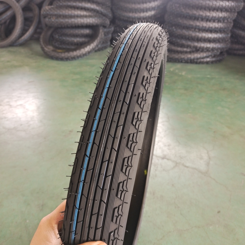Carico di pneumatici per motocicli e tubi interni di pneumatici con tubi di gomma butila