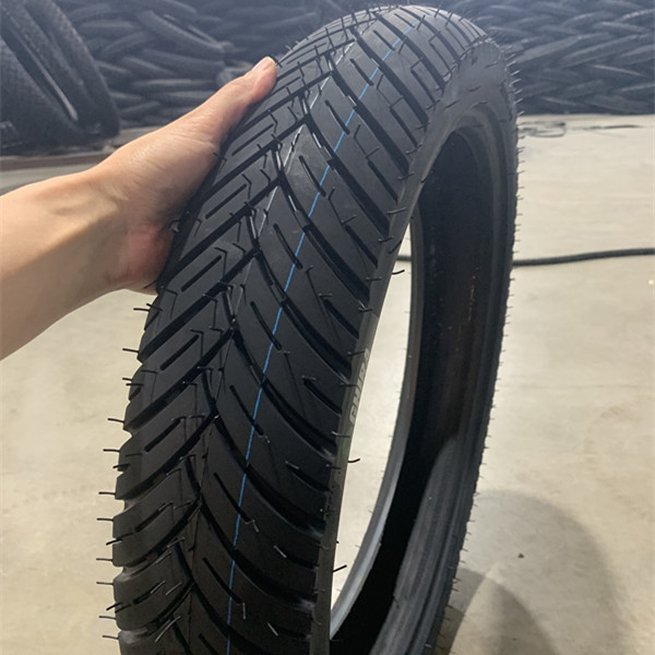 Capacità di produzione 5000 pcs al giorno pneumatici per motocicli senza tubi 110/80-18