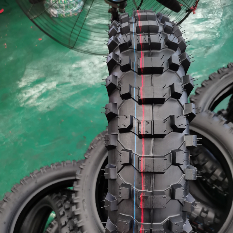 16 pollici pneumatici per moto Deep Pattern Design per prestazioni durature 3,2 kg