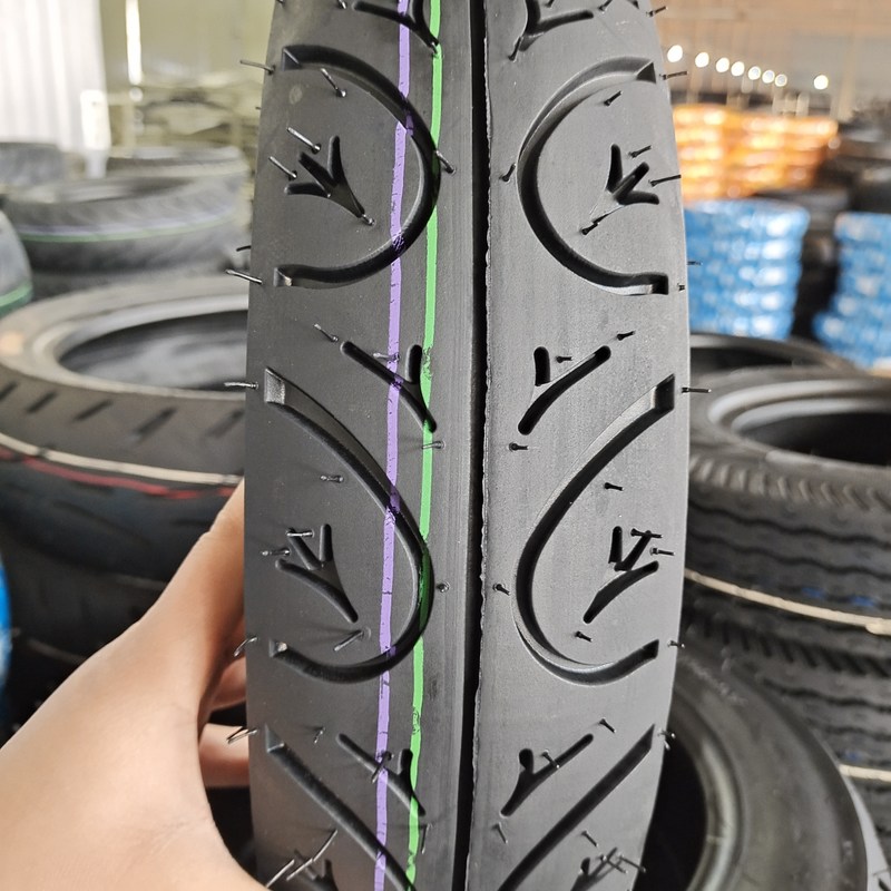 6pr/8pr Contenuto di gomma Tipo tubo pneumatici senza tubo per motociclette 100/90-10 con competitività