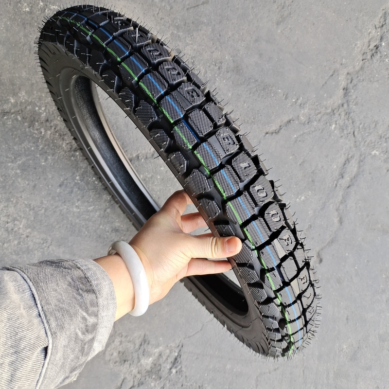 3.00-18 Natrual gomma pneumatico per motociclette per Qingdao porto di carico