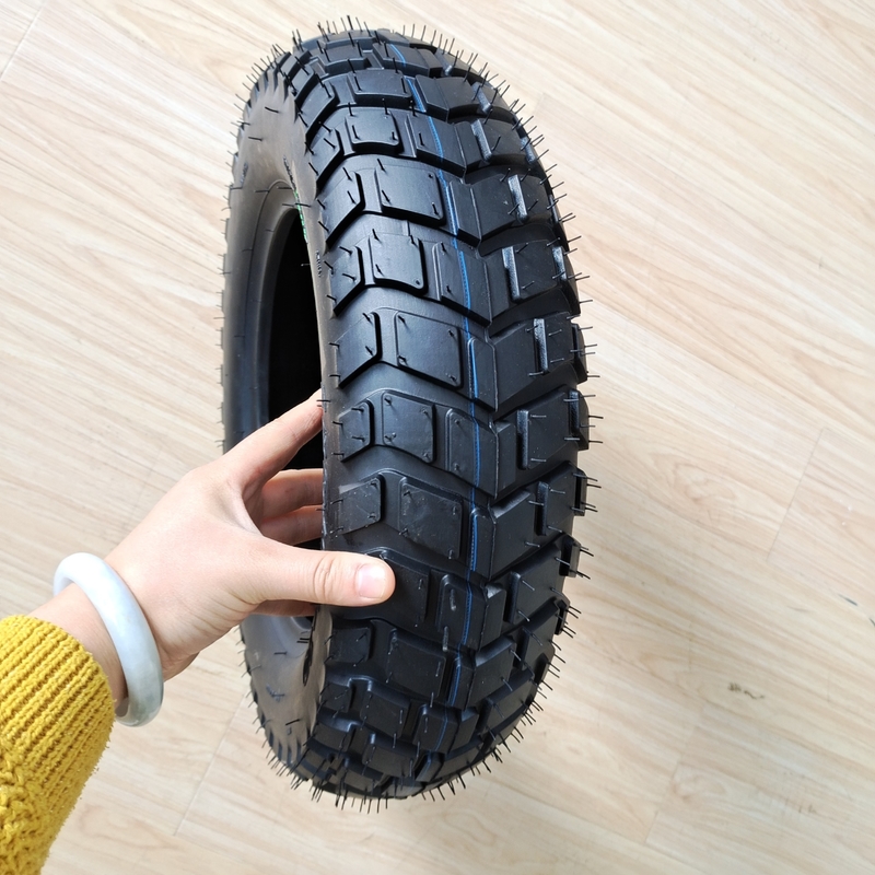 Contenuto di gomma superiore del 35%-55% 120/90-10 Pneumatici per motociclette destinati alla vendita nel porto di Qingdao