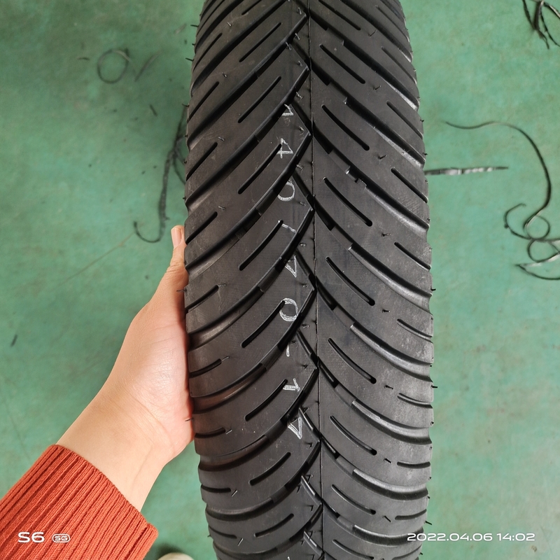 140/70-17 8 Ply Rate Nero pneumatico da motocicletta 18 pollici Prodotto per il carico Porto Qingdao