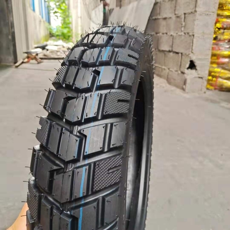 Pneumatici per motocicli senza tubi con contenuto di gomma compreso tra il 35% e il 55%