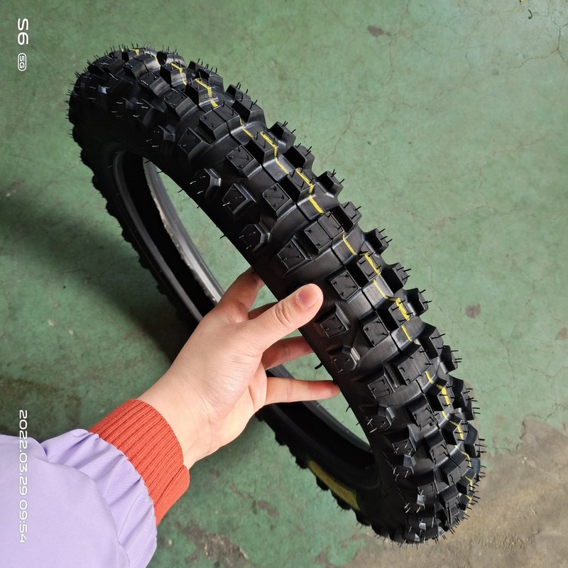 Fornitura di pneumatici per motocicli senza tubi per veicoli pesanti