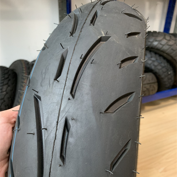 Deep Design pneumatico Shinko moto 130/70-17 per il design del battistrada profondo