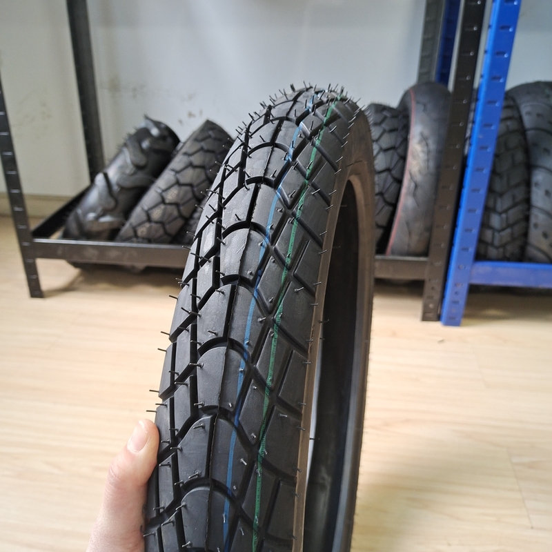 90/80-16 Pneumatico nero con involucro Pneumatico per moto perfetto per le vostre esigenze commerciali
