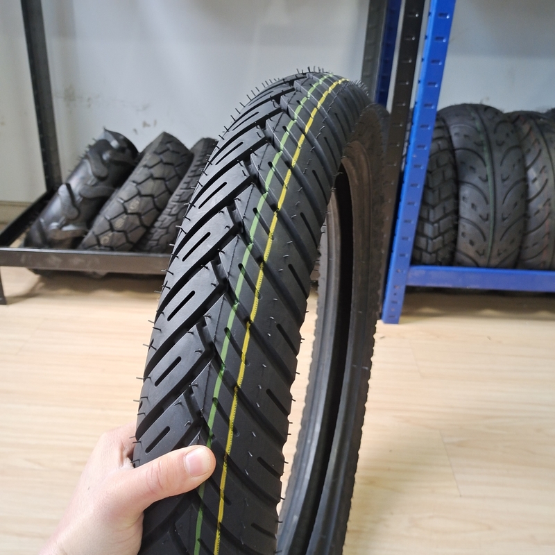 Contenuto di gomma 35-55% 90/90-18 Pneumatici per motociclette per la natura Materia prima gomma acciaio nylon
