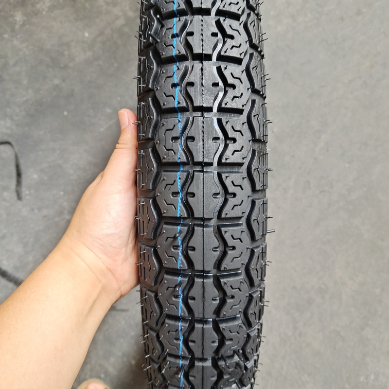 Capacità di produzione 5000pcs al giorno Pneumatici per motociclette Pneumatici 90/90-18 Casco di pneumatici senza tubi